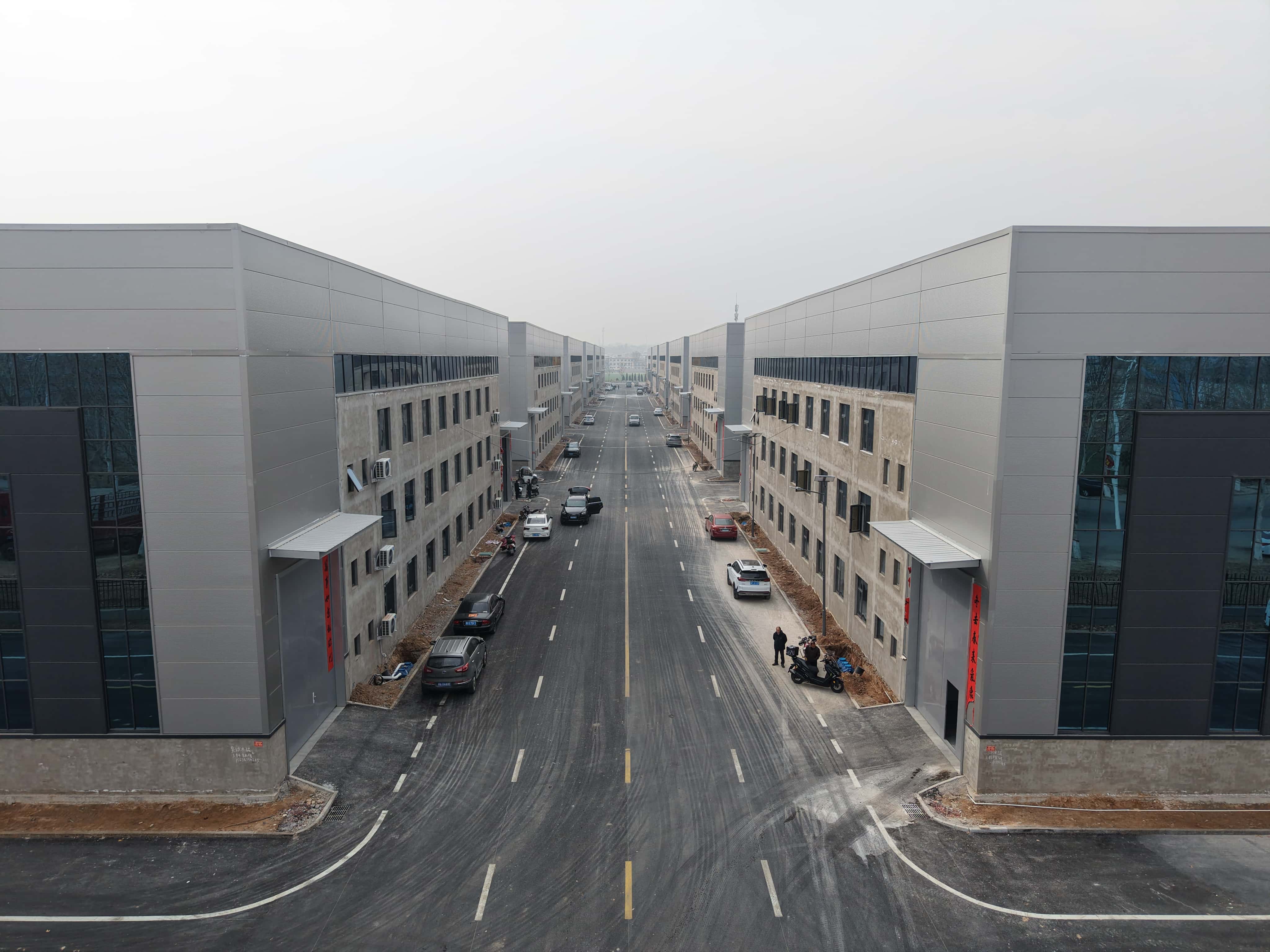 聚氨酯夾芯板憑什么火出圈？揭秘工業(yè)廠(chǎng)房的“隱形冠軍”材料