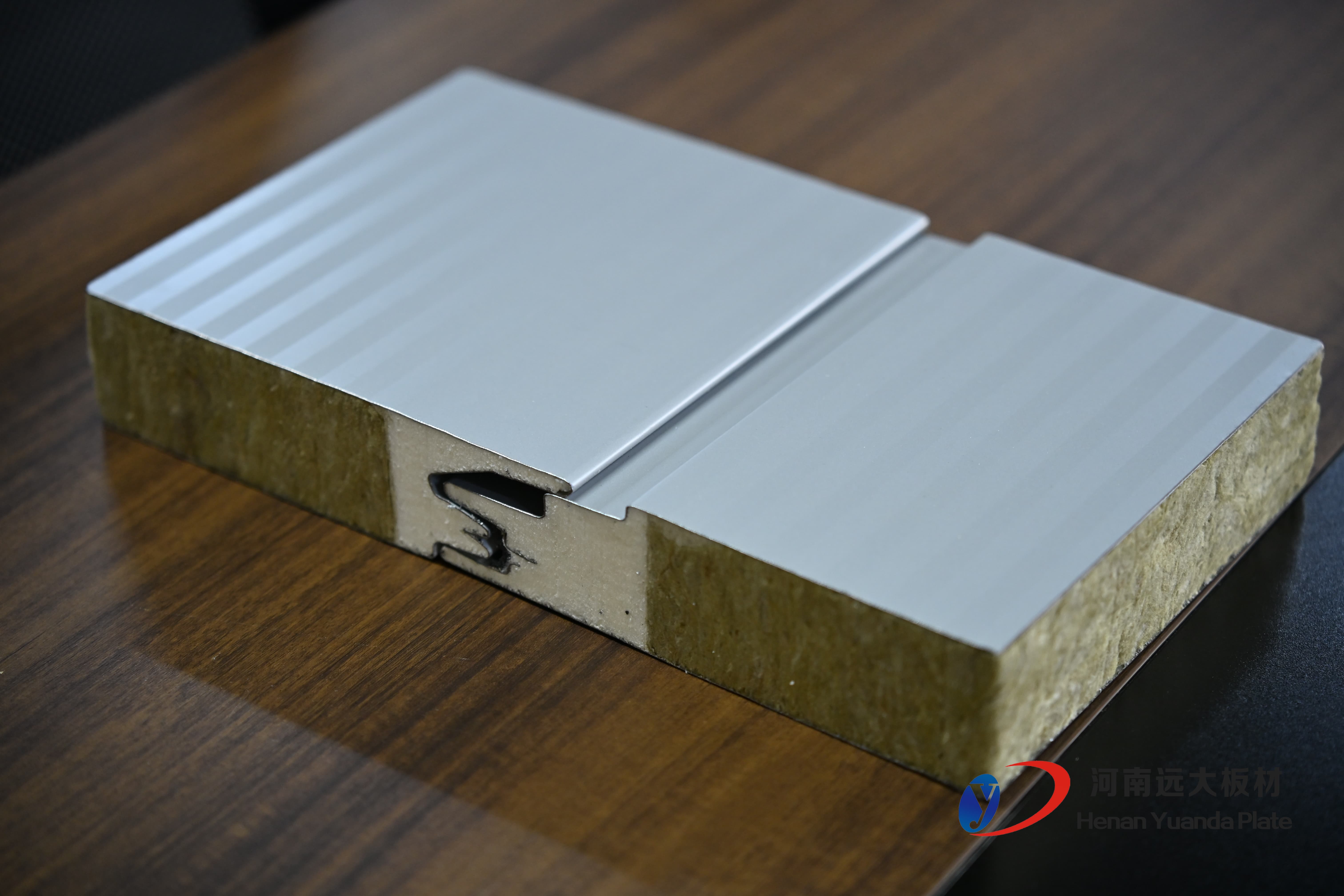 聚氨酯夾芯板價格揭秘：一平方多少錢？如何選對高性價比方案？