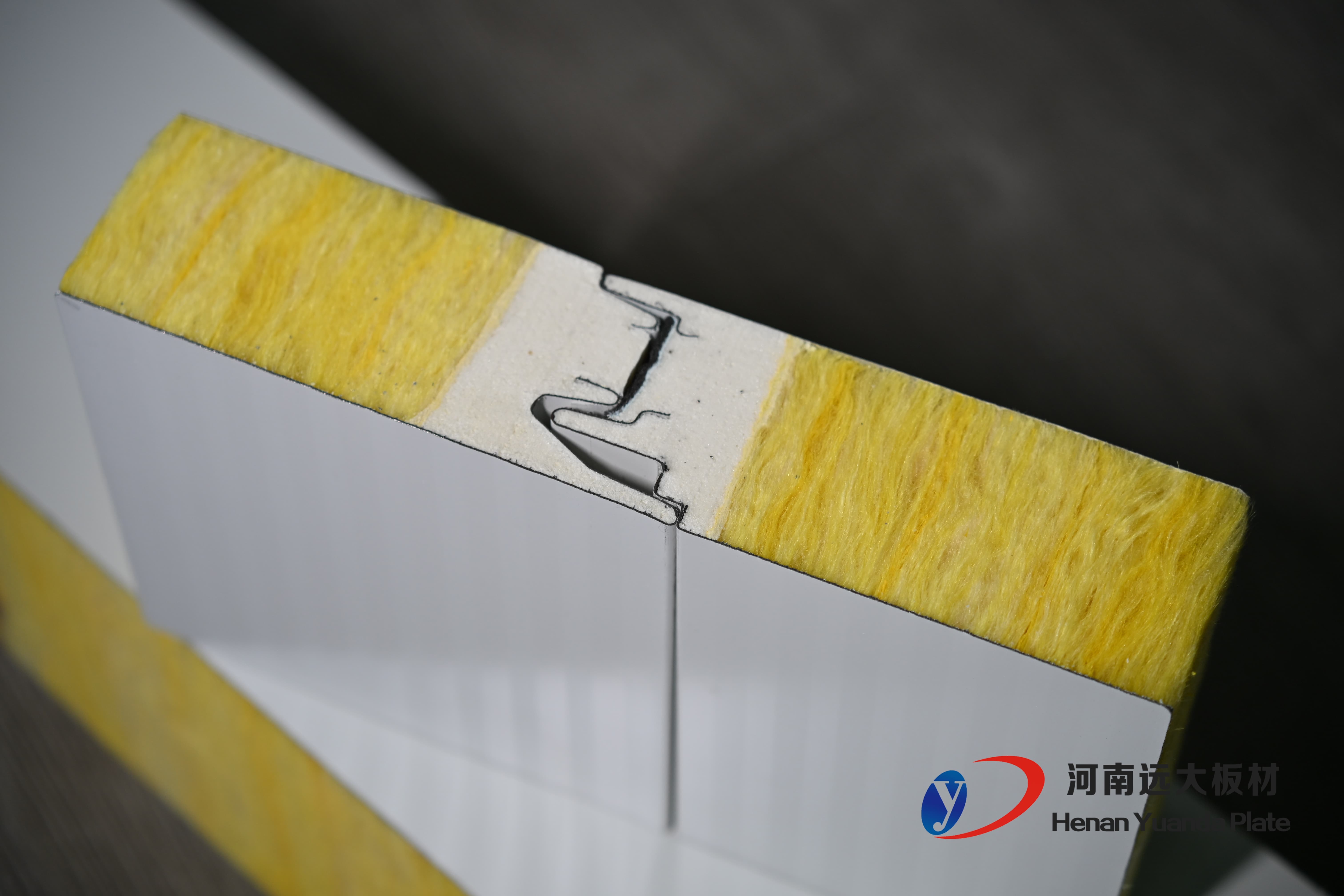 聚氨酯封邊玻璃絲棉夾芯板：遠(yuǎn)大板材打造A級防火節(jié)能新標(biāo)桿！(圖1)