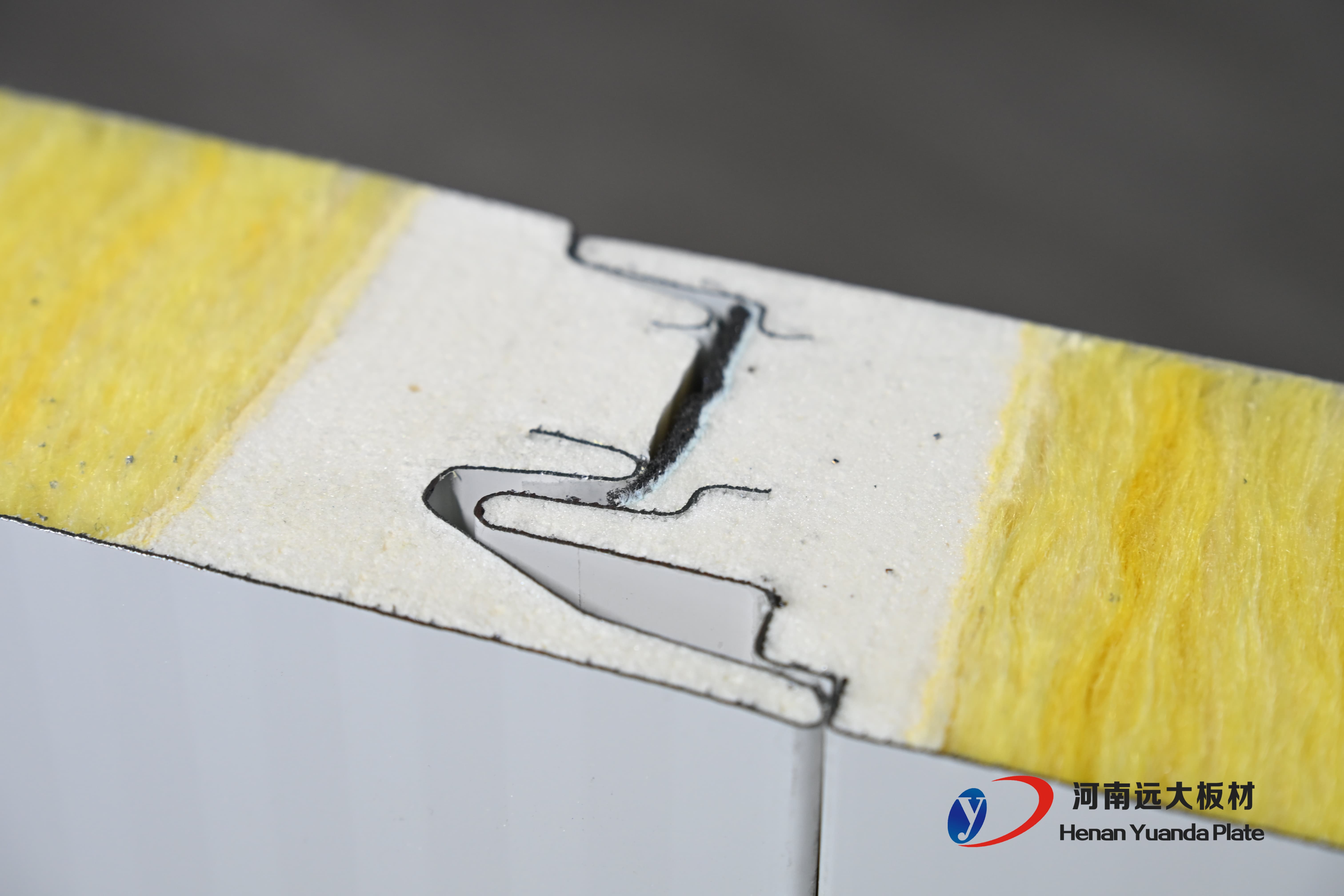 聚氨酯封邊玻璃絲棉夾芯板：遠(yuǎn)大板材打造A級防火節(jié)能新標(biāo)桿！(圖2)