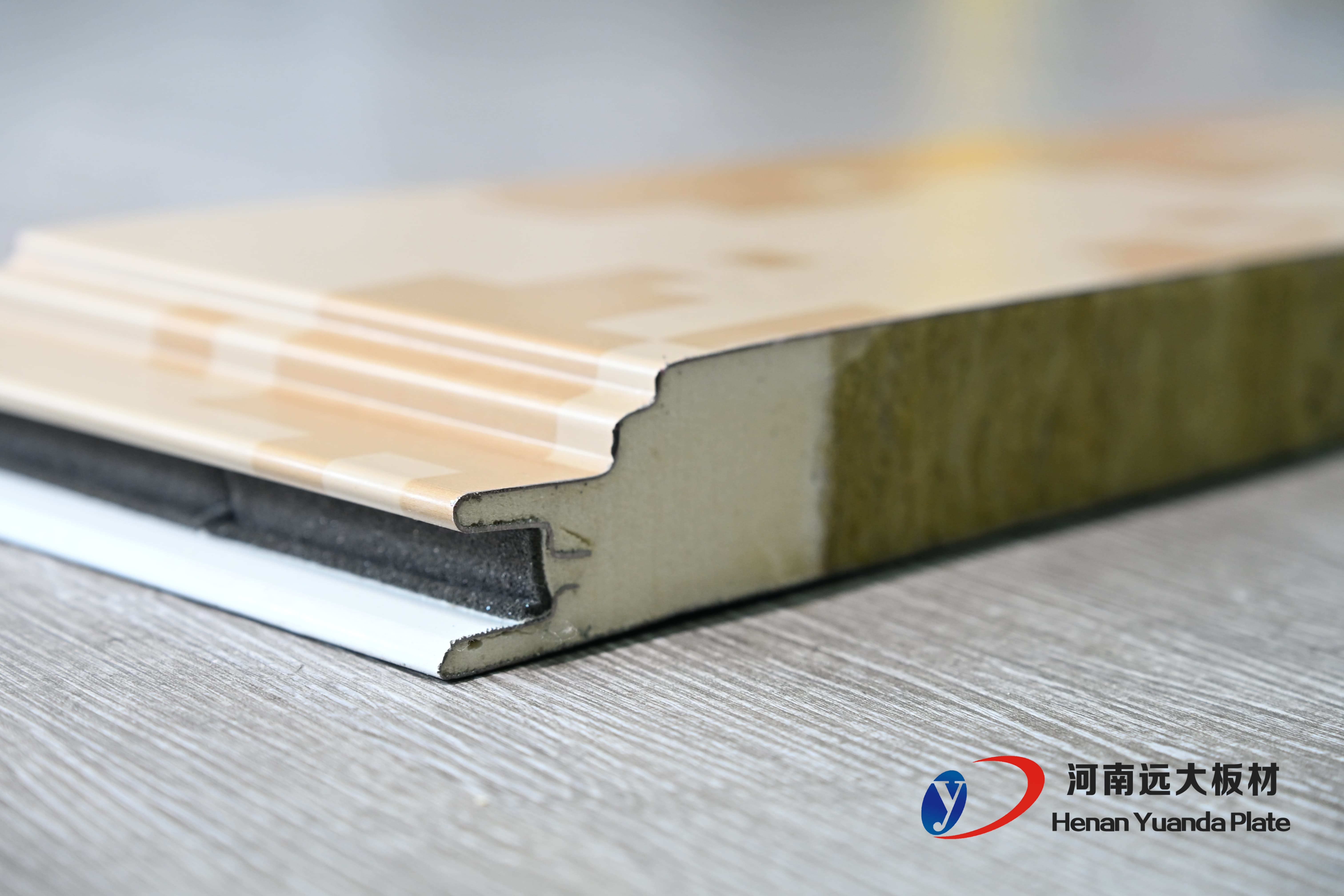 聚氨酯夾芯板一平方多少錢？2025年最新價(jià)格與性能全解析(圖2)