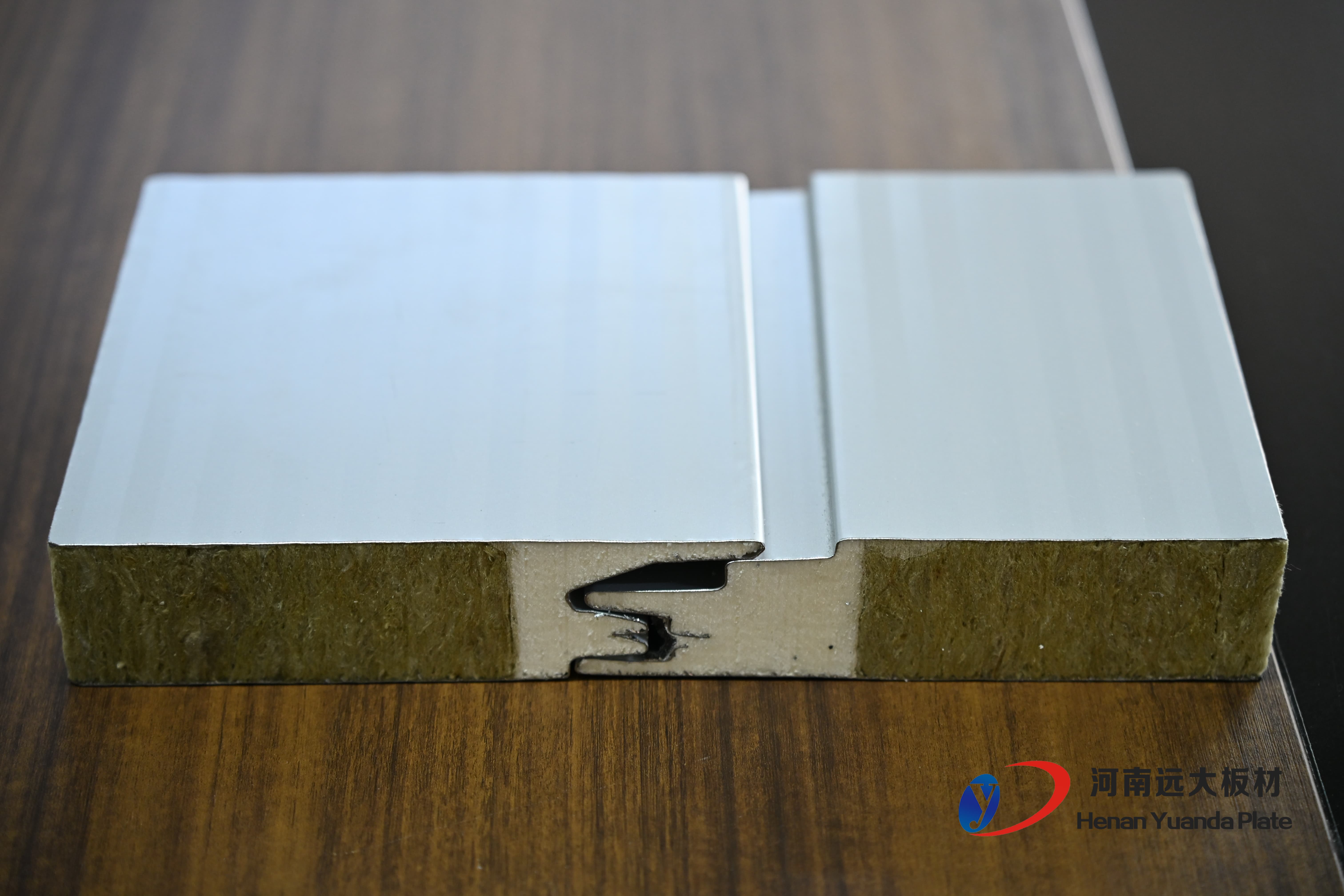 資深工程顧問(wèn)揭秘：大型項(xiàng)目為何必選聚氨酯封邊巖棉板？(圖1)